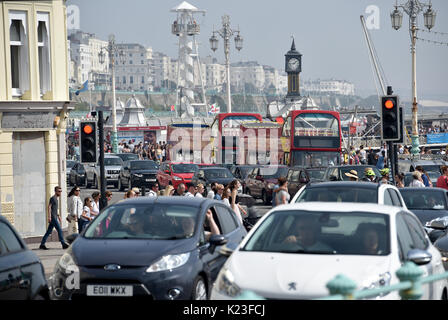 Brighton, UK. Août 28, 2017. uk météo. L'encombrement de la circulation sur le front de mer de Brighton comme foules affluent à la plage sur hoiiday banque lundi pour profiter du magnifique temps ensoleillé chaud comme aujourd'hui, les températures devraient atteindre 30 degrés dans certaines régions du sud-est qui est un record pour la fin août vacances de banque crédit : Simon dack/Alamy live news Banque D'Images