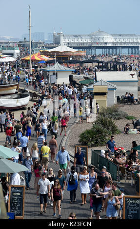 Brighton, UK. Août 28, 2017. Météo britannique. Les foules affluent à la plage de Brighton sur Bank Holiday lundi pour profiter du magnifique temps ensoleillé chaud comme aujourd'hui, les températures devraient atteindre 30 degrés dans certaines régions du sud-est qui est un record pour la fin août Vacances de Banque Crédit : Simon Dack/Alamy Live News Banque D'Images