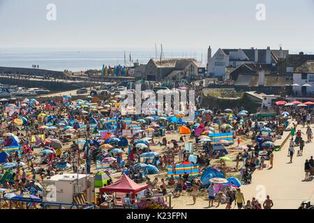 Lyme Regis, dans le Dorset, UK. Août 28, 2017. Météo britannique. Les baigneurs et les vacanciers affluent à la plage pour profiter de la lumière du soleil chaude à la station balnéaire de Lyme Regis sur la banque août maison de vacances. Crédit photo : Graham Hunt/Alamy Live News Banque D'Images