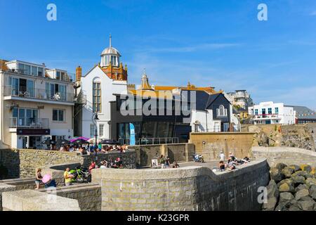 Lyme Regis, dans le Dorset, UK. Août 28, 2017. Météo britannique. Une vue sur la mer avec la nouvelle extension pour le musée un jour de lumière du soleil chaude à la station balnéaire de Lyme Regis sur la banque août maison de vacances. Crédit photo : Graham Hunt/Alamy Live News Banque D'Images