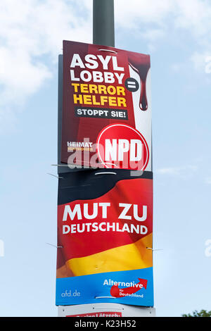 Berlin, Allemagne. 28 août 2017. Affiches de partis politiques d'une extrême droite parti néo-nazi NPD, parti national-démocrate d'Allemagne (en haut) avec message, "Asile Hall sont des aides de terroristes, et de l'extrême-droite alternative pour l'Allemagne, l'AfD , parti avec message "Courage de l'Allemagne' dans le district de l'Est de Berlin pour les élections fédérales le 24 septembre 2017. Credit : Iain Masterton/Alamy Live News Banque D'Images