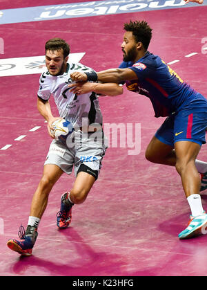 Doha, Qatar. Août 28, 2017. Berlin's Petar Nenadic (L) tente de passer au-delà de Barcelone, Timothey N'Guessan au cours de la dernier match de handball entre l'Fueche Berlin et le FC Barcelone à l'IHF Super Globe à Doha, Qatar, le 28 août 2017. Photo : Noushad Thekkayil/dpa/Alamy Live News Banque D'Images