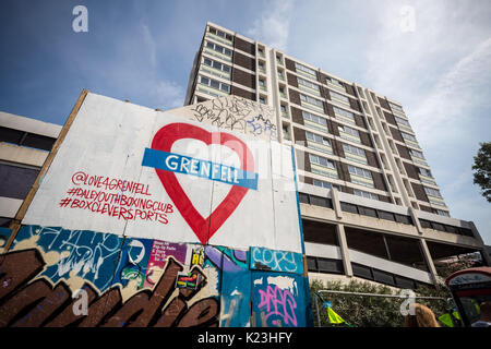 Londres, Royaume-Uni. Août 28, 2017. Memorial Tower Grenfell signer vu pendant le carnaval de Notting Hill. Crédit : Guy Josse/Alamy Live News Banque D'Images