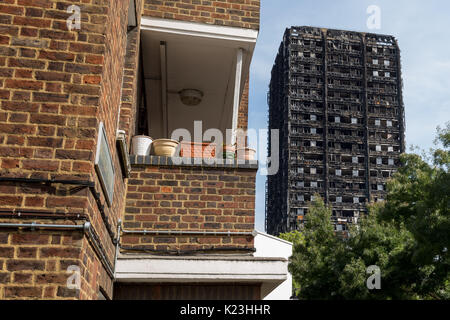 Londres, Royaume-Uni. Août 28, 2017. Tour de Grenfell. L'incendie est survenu en tour de Grenfell, 14 juin 2017 à la tour de 24 étages de Grenfell bloc appartements de logement public dans le nord de Kensington, le Royal Borough de Kensington et Chelsea, à l'ouest de Londres. Crédit : Guy Josse/Alamy Live News Banque D'Images