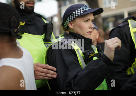 Londres, Royaume-Uni. Août 28, 2017. Trois personnes ont été blessées lors d'une "attaque acide' lundi à l 2017 carnaval de Notting Hill, et deux autres piétinés dans la panique près de Ladbroke Grove. Crédit : Jamie Drew/Alamy Live News Banque D'Images