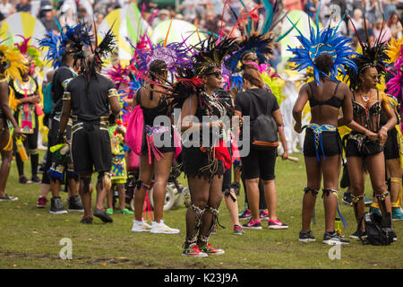 Leeds, UK. Août 28, 2017. Les danseurs vêtus de costumes colorés au 50e Leeds West Indian Carnival le 28 août 2017 à Leeds, Royaume-Uni. Credit : Kasia Soszka/Alamy Live News. Banque D'Images