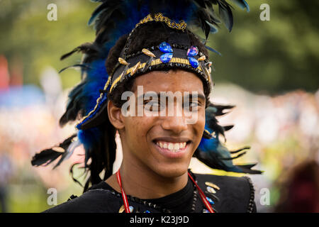 Leeds, UK. Août 28, 2017. Un homme habillé en costume coloré au 50e Leeds West Indian Carnival le 28 août 2017 à Leeds, Royaume-Uni. Credit : Kasia Soszka/Alamy Live News. Banque D'Images