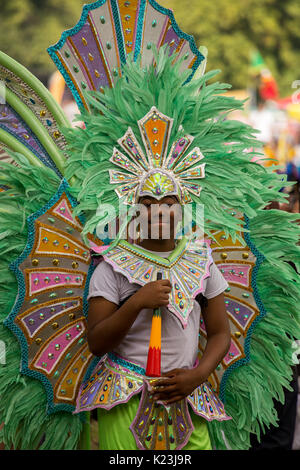 Leeds, UK. Août 28, 2017. Un homme habillé en costume coloré au 50e Leeds West Indian Carnival le 28 août 2017 à Leeds, Royaume-Uni. Credit : Kasia Soszka/Alamy Live News. Banque D'Images