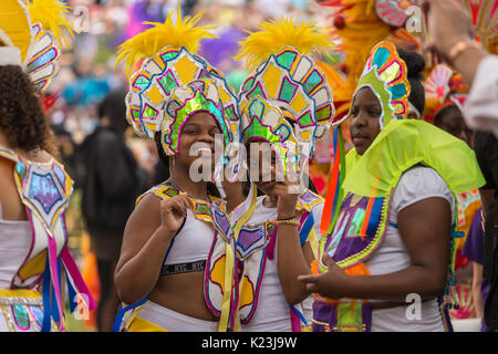 Leeds, UK. Août 28, 2017. Les danseurs vêtus de costumes colorés au 50e Leeds West Indian Carnival le 28 août 2017 à Leeds, Royaume-Uni. Credit : Katarzyna Soszka/Alamy Live News Banque D'Images