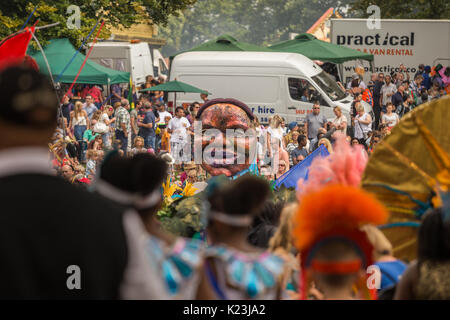 Leeds, UK. Août 28, 2017. Les foules au 50e Leeds West Indian Carnival le 28 août 2017 à Leeds, Royaume-Uni. Credit : Katarzyna Soszka/Alamy Live News Banque D'Images