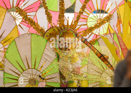 Leeds, UK. Août 28, 2017. Un homme habillé en costume coloré au 50e Leeds West Indian Carnival le 28 août 2017 à Leeds, Royaume-Uni. Credit : Kasia Soszka/Alamy Live News Banque D'Images