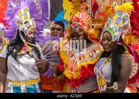 Leeds, UK. Août 28, 2017. Les danseurs vêtus de costumes colorés au 50e Leeds West Indian Carnival le 28 août 2017 à Leeds, Royaume-Uni. Credit : Katarzyna Soszka/Alamy Live News Banque D'Images