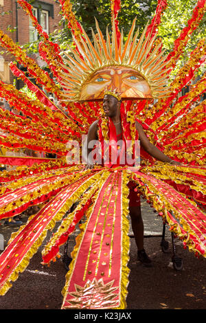 Leeds, UK. Août 28, 2017. Un homme habillé en costume coloré au 50e Leeds West Indian Carnival le 28 août 2017 à Leeds, Royaume-Uni. Credit : Kasia Soszka/Alamy Live News. Banque D'Images