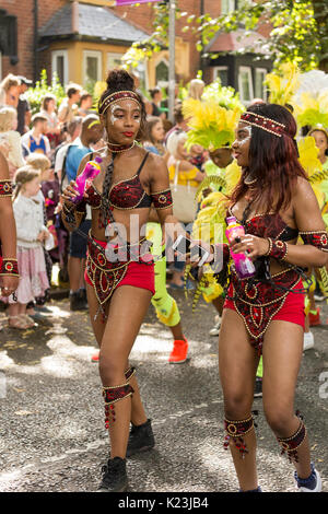 Leeds, UK. Août 28, 2017. Les danseurs vêtus de costumes colorés au 50e Leeds West Indian Carnival le 28 août 2017 à Leeds, Royaume-Uni. Credit : Katarzyna Soszka/Alamy Live News Banque D'Images