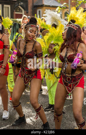 Leeds, UK. Août 28, 2017. Les danseurs vêtus de costumes colorés au 50e Leeds West Indian Carnival le 28 août 2017 à Leeds, Royaume-Uni. Credit : Katarzyna Soszka/Alamy Live News Banque D'Images