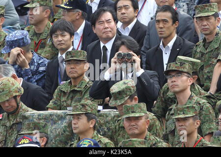 Le ministre de la Défense japonais Itsunori Onodera assiste à l'examen de la puissance de feu Fuji 2017 Masse Forces d'autodéfense japonaise à la JGSDF Fuji, aires de manoeuvre de l'est la ville de Gotenba, Shizuoka pref, le Japon le 27 août 2017. Credit : Motoo Naka/AFLO/Alamy Live News Banque D'Images