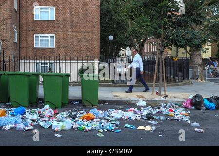 Londres, Royaume-Uni. Août 29, 2017. Mardi matin dans le nord de Kensington et de la dernière étape du nettoyage d'après le carnaval est en cours. On estime que 2 millions de fêtards ont assisté à cette ans carnaval, laissant derrière eux 300 tonnes de déchets. Credit : claire doherty/Alamy Live News Banque D'Images