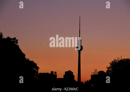 Berlin, Allemagne. Août 28, 2017. La silhouette de la tour de télévision peut être vu dans le ciel du soir à Berlin, Allemagne, 28 août 2017. Photo : Maurizio Gambarini/dpa/Alamy Live News Banque D'Images