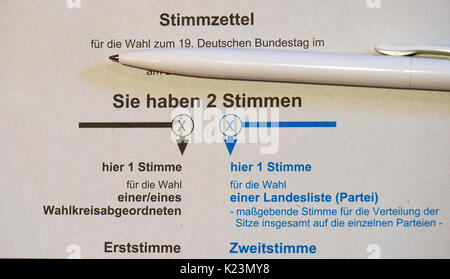 Dresde, Allemagne. Août 29, 2017. ILLUSTRATION - Documents pour le vote par correspondance pour les élections du parlement fédéral allemand (Bundestag) se trouvent sur une table à Dresde, Allemagne, 29 août 2017. Ci-dessous le titre "lecture timmzettel fuer die Wahl zum 19. Deutschen Bundestag' (lit. "Vote pour l'élection de la 19e législature du Bundestag allemand'), la note 'Sie haben 2 Stimmen" (lit. 'Vous avez 2 votes") peut être vu. Photo : Arno Burgi/dpa-Zentralbild/dpa/Alamy Live News Banque D'Images