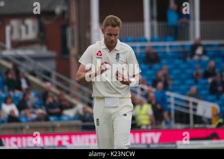 Leeds, UK. Août 29, 2017. Stuart large bowling pour l'Angleterre contre l'Antilles, le dernier jour du deuxième test-match Investec à Headingley Cricket Ground. Crédit : Colin Edwards/Alamy Live News Banque D'Images