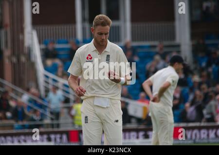 Leeds, UK. Août 29, 2017. Stuart large bowling pour l'Angleterre contre l'Antilles, le dernier jour du deuxième test-match Investec à Headingley Cricket Ground. Crédit : Colin Edwards/Alamy Live News Banque D'Images