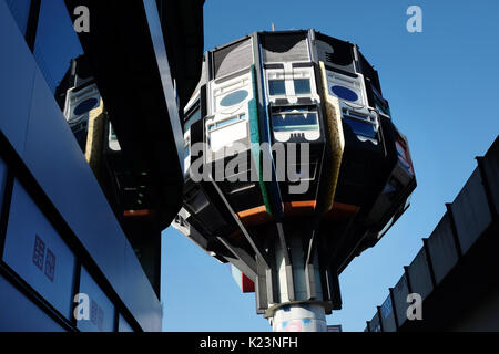 Fichier - Vue sur le bâtiment futuriste de l'Poparchitektur à partir des années 1970, le soi-disant "Bierpinsel" (lit. 'Beer'), photographié dans le quartier de Steglitz à Berlin, Allemagne, 27 janvier 2017. Le restaurant 'tour' Bierpinsel est à la recherche d'un nouveau propriétaire. Plusieurs acheteurs potentiels ont annoncé l'intérêt, l'agence immobilière BERLIN Sothebysrealty le dpa a dit mardi. Photo : Jens Kalaene Zentralbild-/dpa/afp Banque D'Images