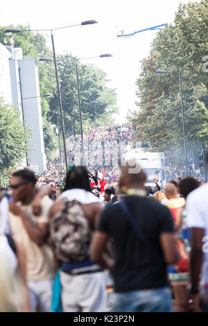 Londres, Royaume-Uni. Août 28, 2017. Des milliers de foules prenant part à Notting Hill Carnival Crédit : Sara Lacuesta/Alamy Live News Banque D'Images