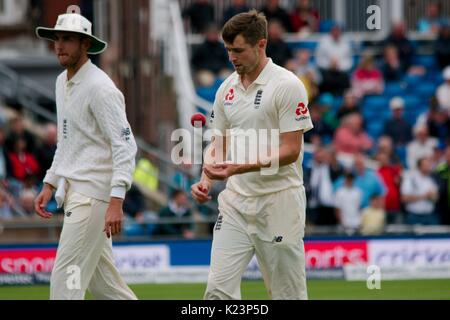 Leeds, UK. Août 29, 2017. Chris Woakes bowling pour l'Angleterre contre l'Antilles, le dernier jour du deuxième test-match Investec à Headingley Cricket Ground. Crédit : Colin Edwards/Alamy Live News Banque D'Images