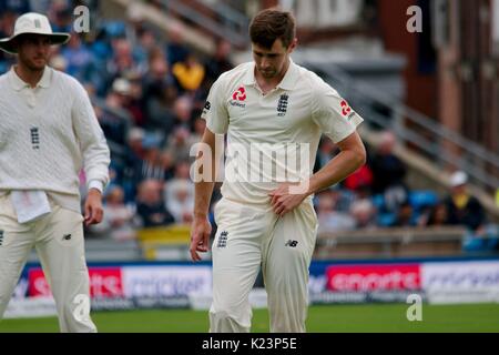 Leeds, UK. Août 29, 2017. Chris Woakes bowling pour l'Angleterre contre l'Antilles, le dernier jour du deuxième test-match Investec à Headingley Cricket Ground. Crédit : Colin Edwards/Alamy Live News Banque D'Images