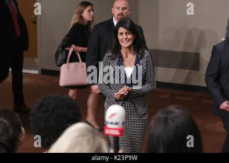 Organisation des Nations Unies, New York, USA. Août 29, 2017. R. Nikki Haley, Représentant Permanent des Etats-Unis auprès de l'ONU, parle aux journalistes sur la RPDC de missiles sur des territoires Japonais aujourd'hui au siège des Nations Unies à New York. Dpa : Crédit photo alliance/Alamy Live News Banque D'Images