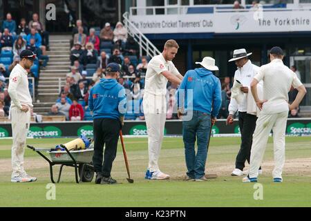 Leeds, UK. Août 29, 2017. Le personnel au sol de la réparation de l'exécution du quilleur pendant le dernier jour du deuxième test-match Investec à Headingley Cricket Ground. Crédit : Colin Edwards/Alamy Live News Banque D'Images