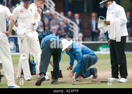 Leeds, UK. Août 29, 2017. Le personnel au sol de la réparation de l'exécution du quilleur pendant le dernier jour du deuxième test-match Investec à Headingley Cricket Ground. Crédit : Colin Edwards/Alamy Live News Banque D'Images