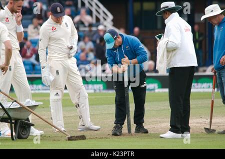 Leeds, UK. Août 29, 2017. Le personnel au sol de la réparation de l'exécution du quilleur pendant le dernier jour du deuxième test-match Investec à Headingley Cricket Ground. Crédit : Colin Edwards/Alamy Live News Banque D'Images