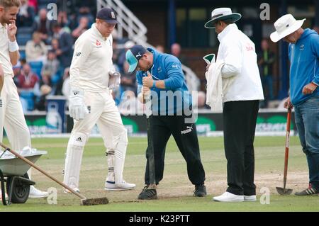 Leeds, UK. Août 29, 2017. Le personnel au sol de la réparation de l'exécution du quilleur pendant le dernier jour du deuxième test-match Investec à Headingley Cricket Ground. Crédit : Colin Edwards/Alamy Live News Banque D'Images