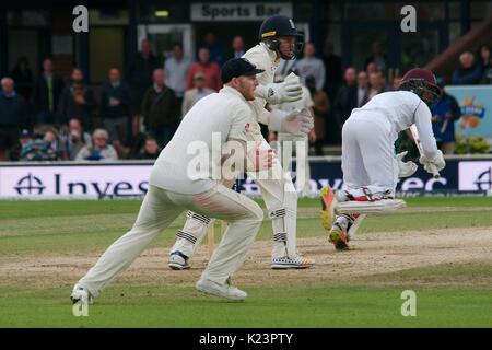 Leeds, UK. Août 29, 2017. Ben Stokes et Jonny de Bairstow Angleterre suivre la boule comme Antilles partir pour une course, le dernier jour du deuxième test-match Investec à Headingley Cricket Ground. Crédit : Colin Edwards/Alamy Live News Banque D'Images