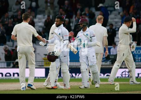 Leeds, UK. Août 29, 2017. Serrer la main des joueurs Angleterre West Indian Shai batteurs espoir et Shane Dowrich à la fin du deuxième test-match Investec à Headingley Cricket Ground. Crédit : Colin Edwards/Alamy Live News Banque D'Images