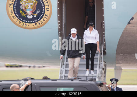 Corpus Christi, Texas, États-Unis. 29 août 2017. Le président américain Donald Trump arrive avec la première dame Melania Trump à Corpus Christi pour rencontrer les responsables du Texas pour un exposé sur le nettoyage de l'ouragan Harvey le long de la côte du Texas lourdement endommagée. Crédit : Bob Daemmrich/Alay Live News Banque D'Images