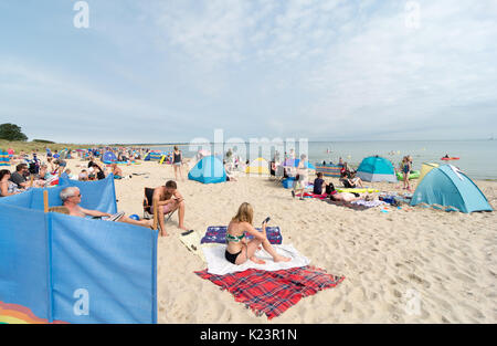 Studland Beach, Dorset, Royaume-Uni, 29th août 2017. Météo. Les gens sur la plage en vacances chaudes et ensoleillées à la fin des vacances scolaires d'été. Banque D'Images