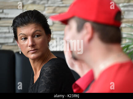 Leichlingen, Allemagne. Août 26, 2017. Pour le candidat chancelier de la gauche allemande Parti, Sarah Wagenknecht, parle à un partisan de Leichlingen, Allemagne, 26 août 2017. L'homme politique est en ce moment voyageant l'état allemand de la Rhénanie du Nord-Westphalie sur sa campagne. Photo : Britta Pedersen/dpa-Zentralbild/ZB/dpa/Alamy Live News Banque D'Images