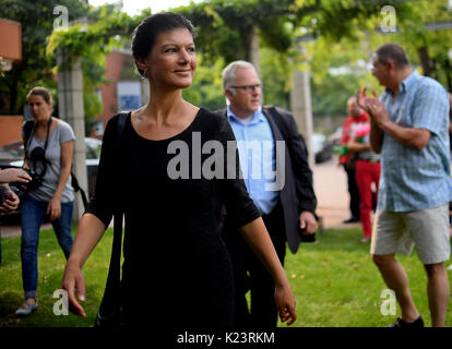 Leichlingen, Allemagne. Août 26, 2017. Pour le candidat chancelier de la gauche allemande Parti, Sarah Wagenknecht, arrive à Leichlingen, Allemagne, 26 août 2017. L'homme politique est en ce moment voyageant l'état allemand de la Rhénanie du Nord-Westphalie sur sa campagne. Photo : Britta Pedersen/dpa-Zentralbild/ZB/dpa/Alamy Live News Banque D'Images