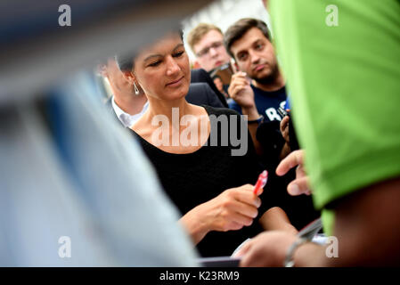 Bochum, Allemagne. Août 26, 2017. Pour le candidat chancelier de la gauche allemande Parti, Sarah Wagenknecht, signe des autographes à Bochum, Allemagne, 26 août 2017. L'homme politique est en ce moment voyageant l'état allemand de la Rhénanie du Nord-Westphalie sur sa campagne. Photo : Britta Pedersen/dpa-Zentralbild/ZB/dpa/Alamy Live News Banque D'Images