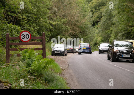 Cheddar, Somerset, Royaume-Uni. Le 29 août, 2017.Nouvelle limite de vitesse de 30 mi/h signes dans les gorges de Cheddar, cheddar, Somerset, Angleterre. Placé dans une tentative pour ralentir les jeunes des groupes de pilotes du soir dans leurs voitures modifiées/sur mesure Crédit : Timothy Gros/Alamy Live News Banque D'Images