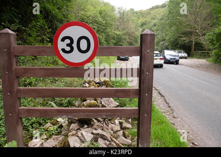 Cheddar, Somerset, Royaume-Uni. Le 29 août, 2017.Nouvelle limite de vitesse de 30 mi/h signes dans les gorges de Cheddar, cheddar, Somerset, Angleterre. Placé dans une tentative pour ralentir les jeunes des groupes de pilotes du soir dans leurs voitures modifiées/sur mesure Crédit : Timothy Gros/Alamy Live News Banque D'Images