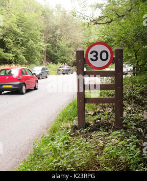 Cheddar, Somerset, Royaume-Uni. Le 29 août, 2017.Nouvelle limite de vitesse de 30 mi/h signes dans les gorges de Cheddar, cheddar, Somerset, Angleterre. Placé dans une tentative pour ralentir les jeunes des groupes de pilotes du soir dans leurs voitures modifiées/sur mesure Crédit : Timothy Gros/Alamy Live News Banque D'Images