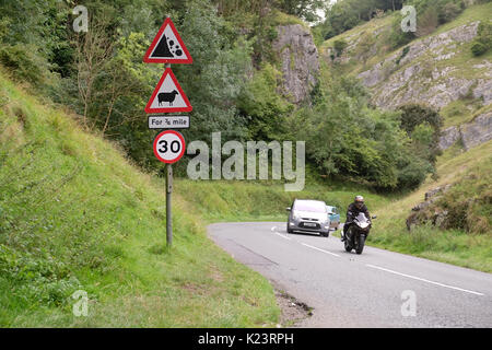 Cheddar, Somerset, Royaume-Uni. Le 29 août, 2017.Nouvelle limite de vitesse de 30 mi/h signes dans les gorges de Cheddar, cheddar, Somerset, Angleterre. Placé dans une tentative pour ralentir les jeunes des groupes de pilotes du soir dans leurs voitures modifiées/sur mesure Crédit : Timothy Gros/Alamy Live News Banque D'Images