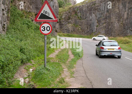 Cheddar, Somerset, Royaume-Uni. Le 29 août, 2017.Nouvelle limite de vitesse de 30 mi/h signes dans les gorges de Cheddar, cheddar, Somerset, Angleterre. Placé dans une tentative pour ralentir les jeunes des groupes de pilotes du soir dans leurs voitures modifiées/sur mesure Crédit : Timothy Gros/Alamy Live News Banque D'Images