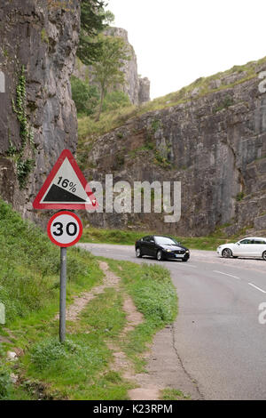 Cheddar, Somerset, Royaume-Uni. Le 29 août, 2017.Nouvelle limite de vitesse de 30 mi/h signes dans les gorges de Cheddar, cheddar, Somerset, Angleterre. Placé dans une tentative pour ralentir les jeunes des groupes de pilotes du soir dans leurs voitures modifiées/sur mesure Crédit : Timothy Gros/Alamy Live News Banque D'Images