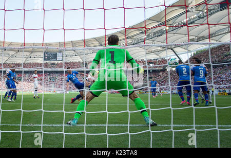 Stuttgart, Deutschland. Août 26, 2017. Holger BADSTUBER (S/verdeckt) koepft das Tor zum 1:0, Kopfball, Aktion gegen Torwart, René ADLER (MZ), Fussball 1. Bundesliga, 2. Spieltag, le VfB Stuttgart (S) - FSV FSV Mainz 05 (MZ) 1:0, am 26.08.2017 à Stuttgart/ Deutschland. | Verwendung weltweit Credit : dpa/Alamy Live News Banque D'Images