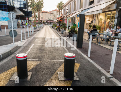 La suite de la dévastatrice attaque terroriste à Nice le 14 juillet 2016, les forces de sécurité françaises ont mis en place des barrières de sécurité à des endroits (Juan les Pins) Banque D'Images