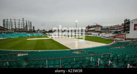 Londres, Royaume-Uni. Août 30, 2017. La pluie retarde le début de jouer sur la troisième journée du Championnat du comté de Specsavers match à l'Ovale où Surrey prennent de Middlesex. David Rowe/ Alamy Live News Banque D'Images